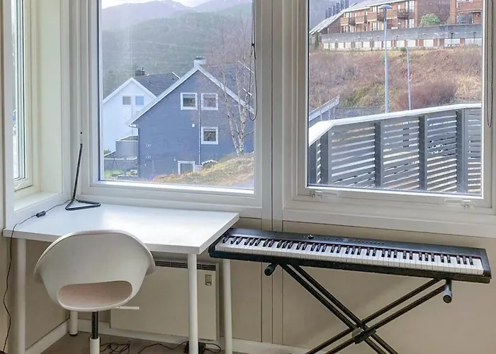 Semesterbostad Lovely In Flaktveit With Wifi Blinde